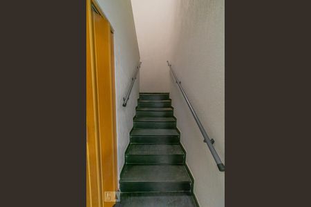 Casa para alugar com 250m², 4 quartos e 5 vagasEscada