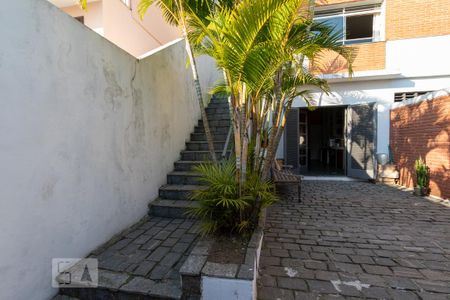 Casa à venda com 300m², 3 quartos e 6 vagas Casa à venda com 300m², 3 quartos e 6 vagasEscada de entrada