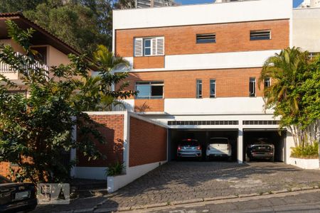 Casa à venda com 300m², 3 quartos e 6 vagas Casa à venda com 300m², 3 quartos e 6 vagasFachada