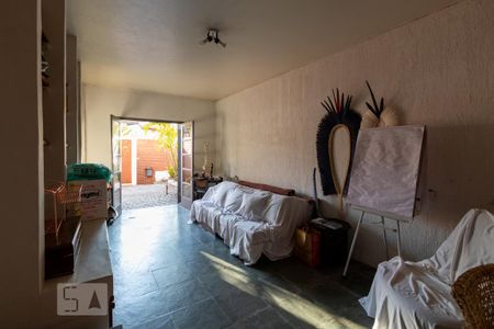 Casa à venda com 300m², 3 quartos e 6 vagas Casa à venda com 300m², 3 quartos e 6 vagasAteliê