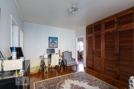 Casa à venda com 300m², 3 quartos e 6 vagas Casa à venda com 300m², 3 quartos e 6 vagasEscritório