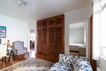 Casa à venda com 300m², 3 quartos e 6 vagas Casa à venda com 300m², 3 quartos e 6 vagasEscritório
