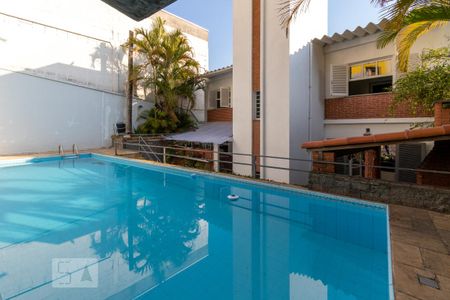Casa à venda com 300m², 3 quartos e 6 vagas Casa à venda com 300m², 3 quartos e 6 vagasPiscina