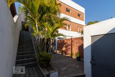 Casa à venda com 300m², 3 quartos e 6 vagas Casa à venda com 300m², 3 quartos e 6 vagasEscada de entrada
