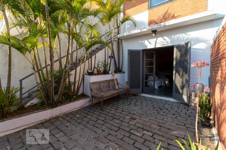 Casa à venda com 300m², 3 quartos e 6 vagas Casa à venda com 300m², 3 quartos e 6 vagasArea de serviço externa