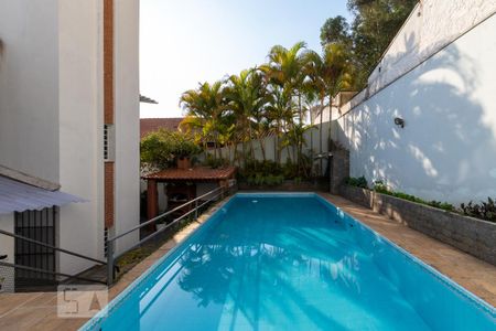 Casa à venda com 300m², 3 quartos e 6 vagas Casa à venda com 300m², 3 quartos e 6 vagasPiscina