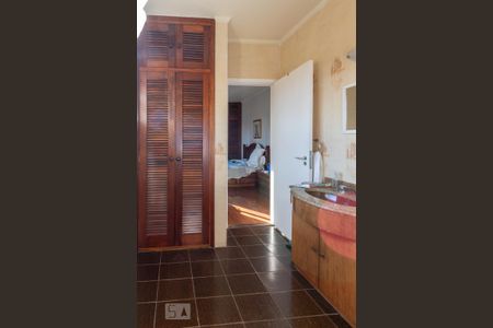 Casa à venda com 300m², 3 quartos e 6 vagas Casa à venda com 300m², 3 quartos e 6 vagasBanheiro da Suíte