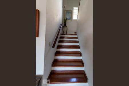 Casa à venda com 300m², 3 quartos e 6 vagas Casa à venda com 300m², 3 quartos e 6 vagasEscada