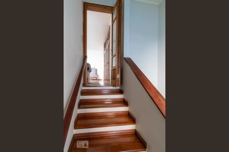 Casa à venda com 300m², 3 quartos e 6 vagas Casa à venda com 300m², 3 quartos e 6 vagasEscada