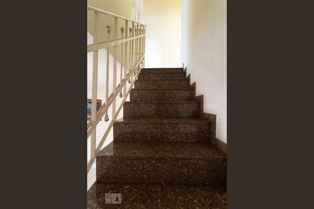 Casa para alugar com 107m², 2 quartos e 2 vagasEscadas