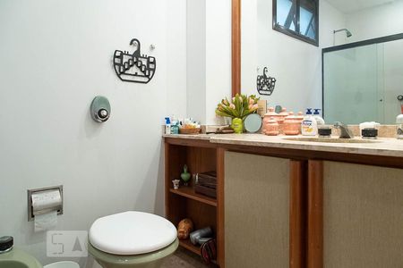 Apartamento à venda com 249m², 4 quartos e 4 vagasBanheiro da suíte