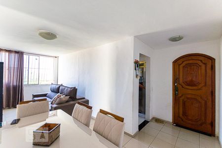 Sala de Apartamento com 2 quartos, 65m² Ingá