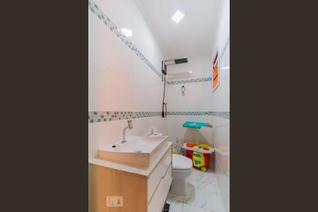 Casa à venda com 320m², 2 quartos e 3 vagasBanheiro da Suíte 2