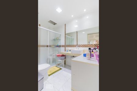 Casa à venda com 320m², 2 quartos e 3 vagasBanheiro da Suíte 1