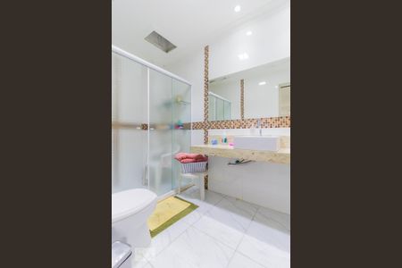 Casa à venda com 320m², 2 quartos e 3 vagasBanheiro da Suíte 1