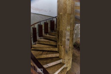 Casa à venda com 300m², 3 quartos e 5 vagasEscada