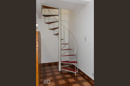 Escada de casa para alugar com 3 quartos, 115m² em Vila Nilo, São Paulo