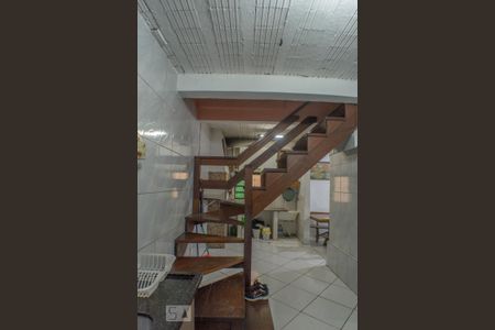 Casa à venda com 110m², 2 quartos e 2 vagas Casa à venda com 110m², 2 quartos e 2 vagasEscada