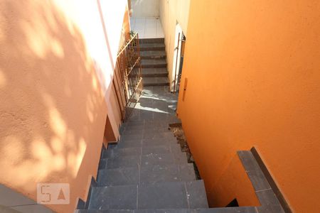 Casa para alugar com 49m², 2 quartos e 1 vagaEscadas de Entrada