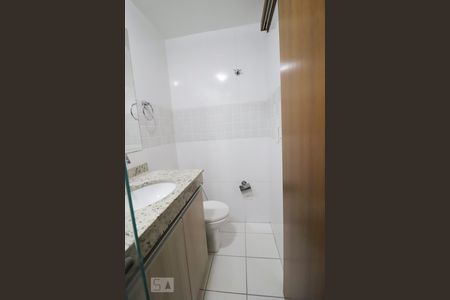 Apartamento para alugar com 67m², 2 quartos e 1 vaga Apartamento para alugar com 67m², 2 quartos e 1 vagaBanheiro social