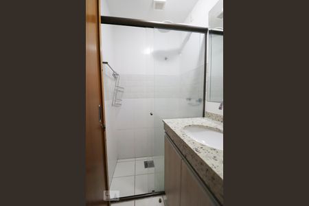 Apartamento para alugar com 67m², 2 quartos e 1 vaga Apartamento para alugar com 67m², 2 quartos e 1 vagaBanheiro social