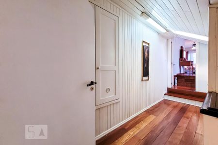 Casa à venda com 490m², 4 quartos e 4 vagas Casa à venda com 490m², 4 quartos e 4 vagasCorredor