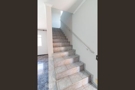 Escadas de casa para alugar com 4 quartos, 160m² em Jardim Testae, Guarulhos