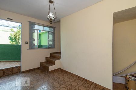 Sala de casa de condomínio para alugar com 2 quartos, 100m² em Marechal Hermes, Rio de Janeiro