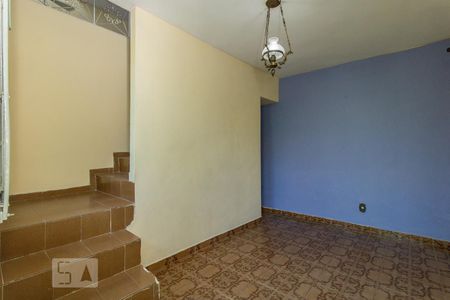 Sala de casa de condomínio para alugar com 2 quartos, 100m² em Marechal Hermes, Rio de Janeiro