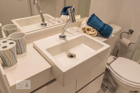 Detalhe do Banheiro de apartamento para alugar com 1 quarto, 47m² em Alphaville Empresarial, Barueri