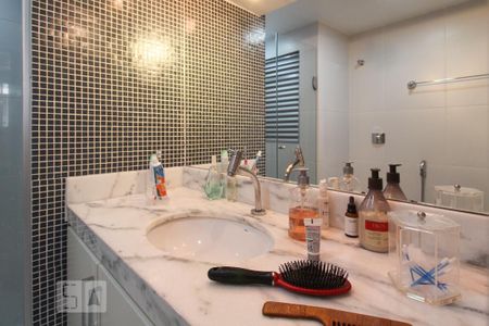 Apartamento à venda com 105m², 3 quartos e 1 vagaBanheiro da Suíte 