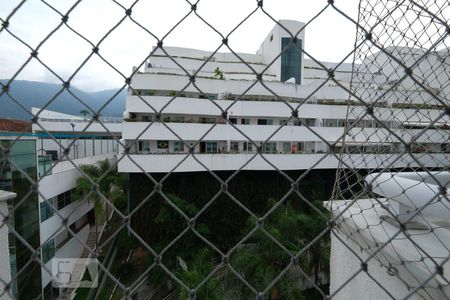 Apartamento à venda com 77m², 2 quartos e 1 vagaÁrea de Serviço Vista