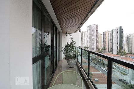 Apartamento à venda com 270m², 4 quartos e 4 vagasSacada da Sala de Estar