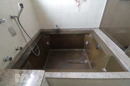 Apartamento à venda com 270m², 4 quartos e 4 vagasBanheiro da Suite 2 - Banheira