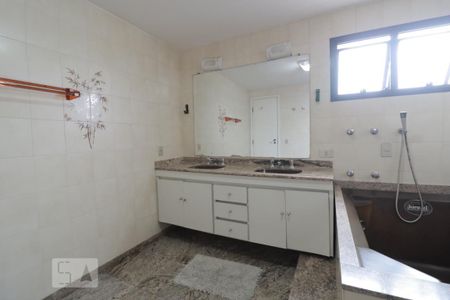 Apartamento à venda com 270m², 4 quartos e 4 vagasBanheiro da Suite 2