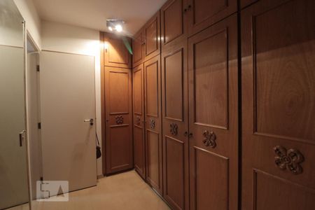 Apartamento à venda com 270m², 4 quartos e 4 vagasCloset