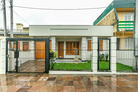 Casa à venda com 198m², 4 quartos e 2 vagas Casa à venda com 198m², 4 quartos e 2 vagasFachada