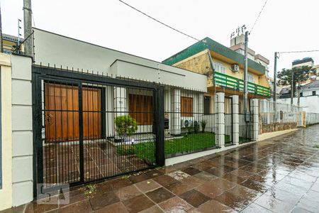Casa à venda com 198m², 4 quartos e 2 vagas Casa à venda com 198m², 4 quartos e 2 vagasFachada