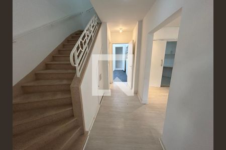 Casa à venda com 150m², 3 quartos e 3 vagasEscada