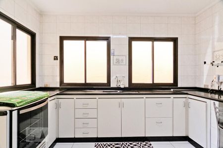 Casa à venda com 280m², 2 quartos e 2 vagas Casa à venda com 280m², 2 quartos e 2 vagasCozinha