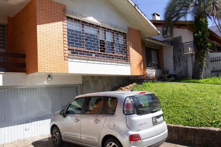 Casa à venda com 398m², 5 quartos e 4 vagas Casa à venda com 398m², 5 quartos e 4 vagasFachada