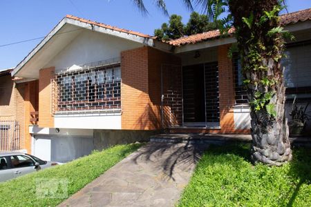 Casa à venda com 398m², 5 quartos e 4 vagas Casa à venda com 398m², 5 quartos e 4 vagasFachada