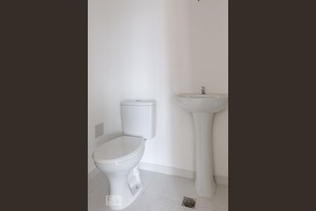 Banheiro de apartamento para alugar com 2 quartos, 48m² em Parque Industrial Tomas Edson, São Paulo