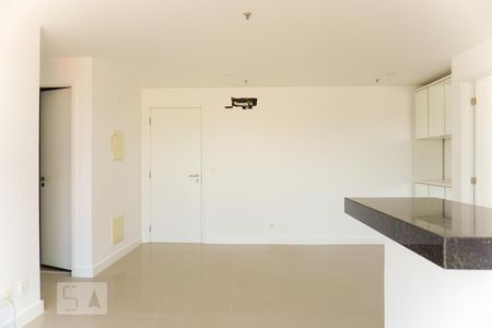 Sala/Cozinha e Área de Serviço de apartamento à venda com 2 quartos, 60m² em Barra da Tijuca, Rio de Janeiro