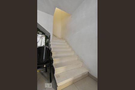 Casa à venda com 90m², 2 quartos e 1 vagaEscada
