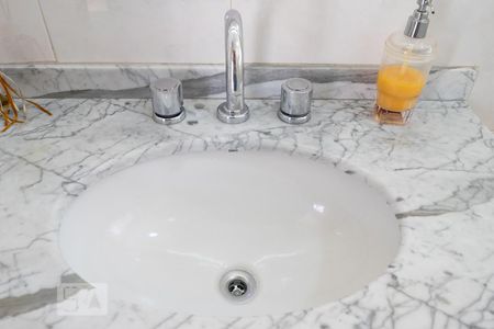 Casa à venda com 180m², 2 quartos e 2 vagasBanheiro suíte 1