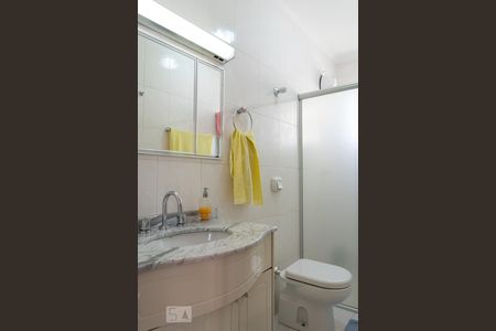 Casa à venda com 180m², 2 quartos e 2 vagasBanheiro suíte 1