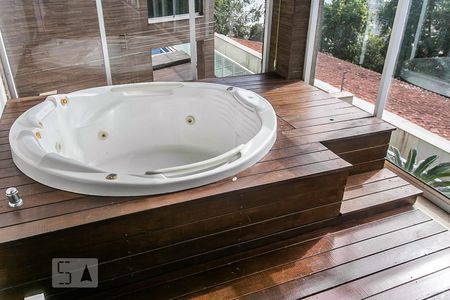 Apartamento à venda com 189m², 3 quartos e 3 vagas Apartamento à venda com 189m², 3 quartos e 3 vagasJacuzzi Varanda