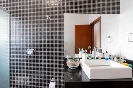 Casa à venda com 130m², 5 quartos e 4 vagas Casa à venda com 130m², 5 quartos e 4 vagasBanheiro 1