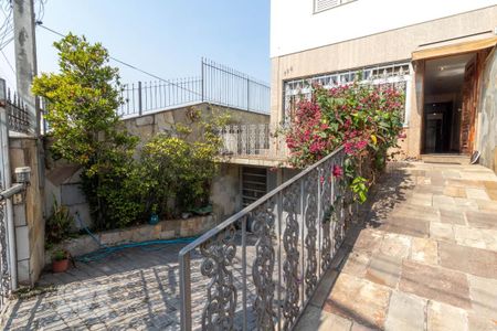 Casa à venda com 130m², 5 quartos e 4 vagas Casa à venda com 130m², 5 quartos e 4 vagasQuintal Frontal / Garagem